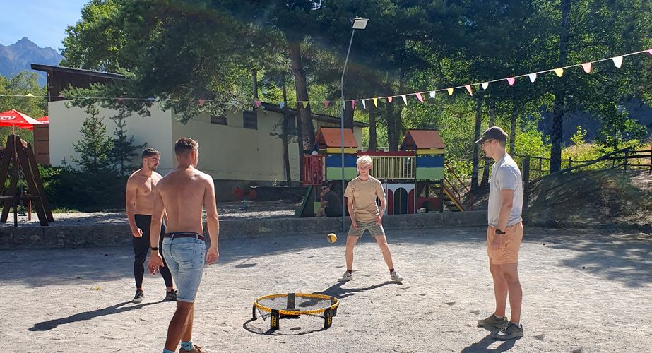 Spelletje spelen op de camping Spelletje spelen op de camping